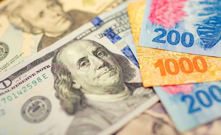 Semana financiera: el dólar subió más de 4% y el fallo por YPF en EEUU condicionó a las acciones y los bonos