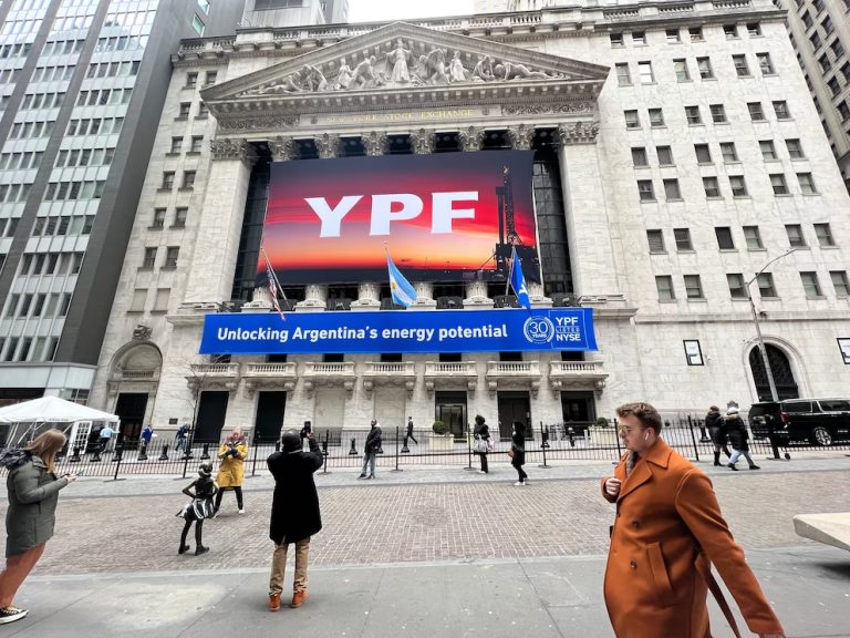 Los números de YPF: su valor bursátil cayó unos USD 7.000 millones en seis meses