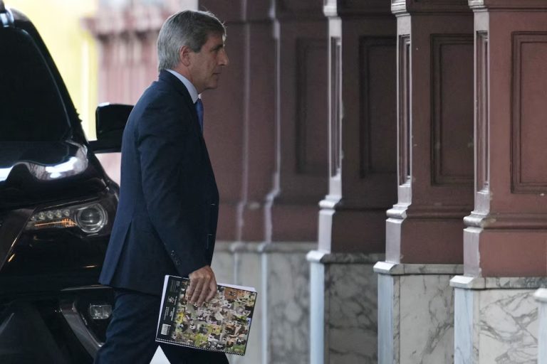 Con tasas más altas, el Gobierno espera evitar presiones al dólar y ahora afronta $38 billones de vencimientos en agosto