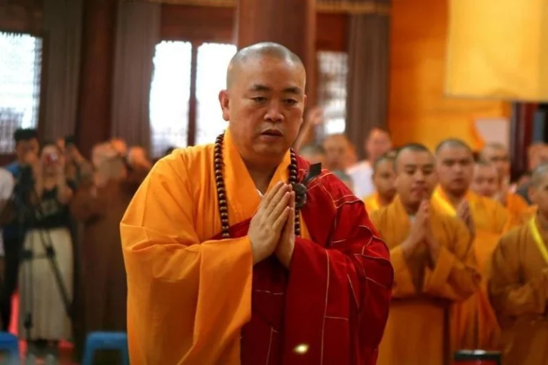 Escándalo en la cuna del Kung-fu chino: el “monje CEO” del templo Shaolin desviaba fondos para comprar autos de lujo