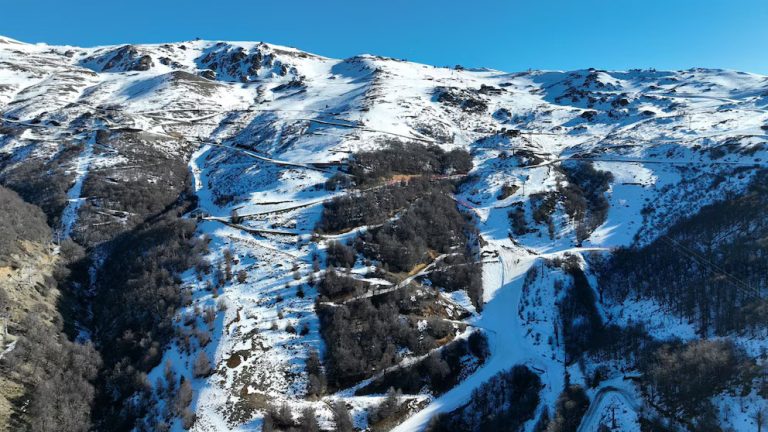 La falta de nieve golpea al turismo en Bariloche: cayeron fuerte las reservas, pero se espera un temporal para el fin de semana