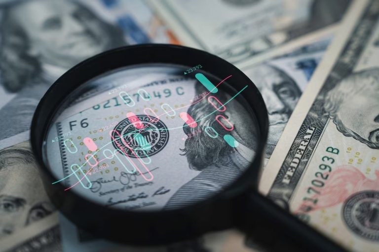 A cuánto llegará el dólar en diciembre según los 10 analistas que más aciertan en la encuesta del BCRA