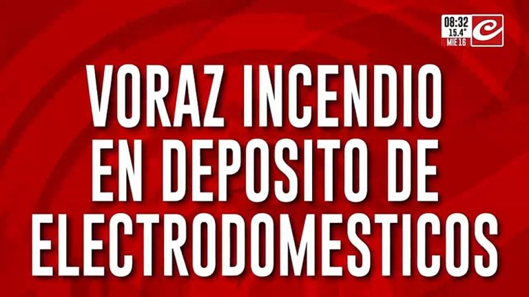 Impactante incendio de un depósito de electrodomésticos en La Plata: se derrumbó parte del edificio y cayeron lavarropas y heladeras