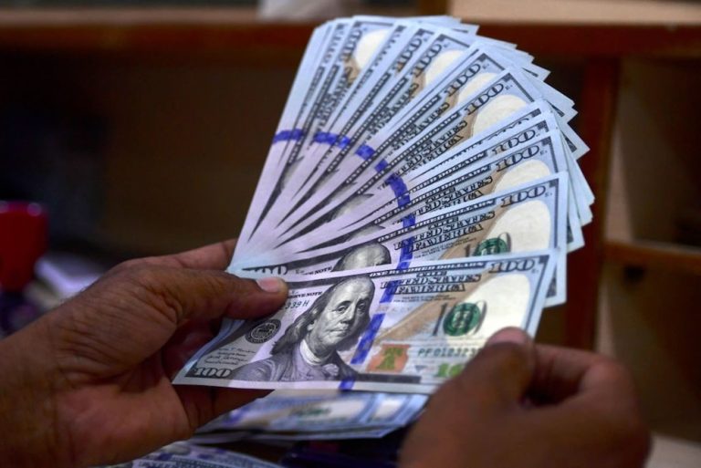 Las claves para entender el derrumbe de los activos argentinos y la suba del dólar a $1.370 en medio del escándalo por los audios