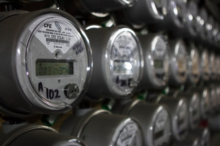 El electrodoméstico que consume 4 veces más energía que un lavarropas nuevo y muchos argentinos conservan en sus casas