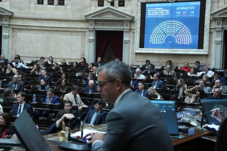 Por las dudas de los inversores, podría haber suba de tasas para calmar la demanda de dólares