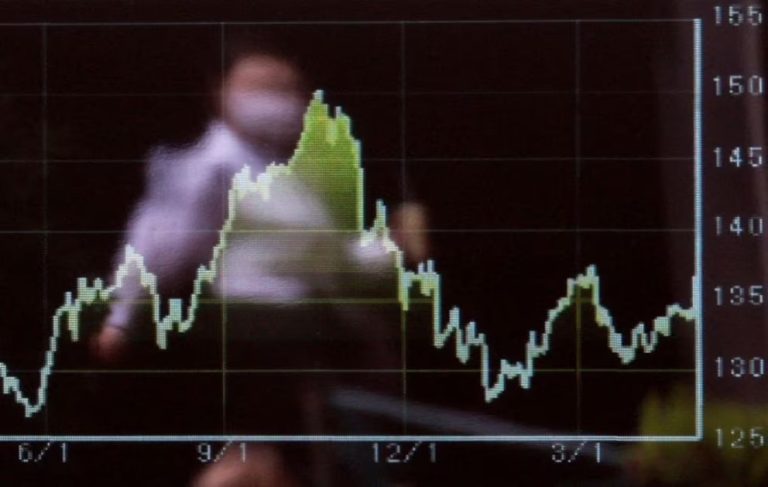 Con el dólar más cerca del techo de la banda, el Gobierno apuesta a que la suba de tasas alcance para frenarlo