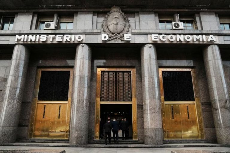 Presupuesto 2026: el Gobierno incluirá un análisis de riesgo fiscal y necesitará un superávit más alto por pagos de deuda