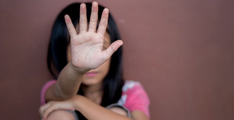 Fue abusada desde los 11 años y se animó a contarlo de adulta: “Mi hermana me obligaba a vestirme de varón y a tocarla”
