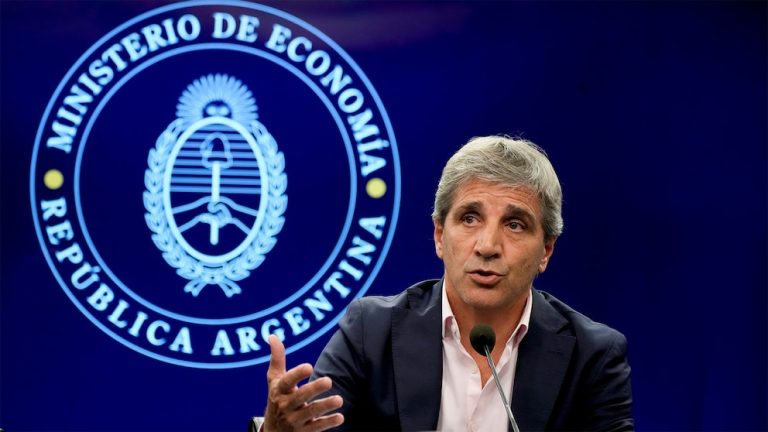Por la suba de tasas, el Gobierno frenó la colocación de bonos por USD 1.000 millones al mes para sumar reservas