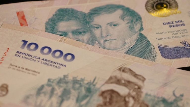 El Gobierno se prepara para inyectar pesos e intentar una baja de tasas, con la mirada en el dólar