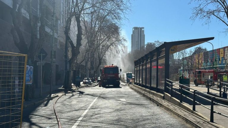 Continúa el corte en avenida Juan B. Justo por la fuga y los vecinos se quejan del olor a gas