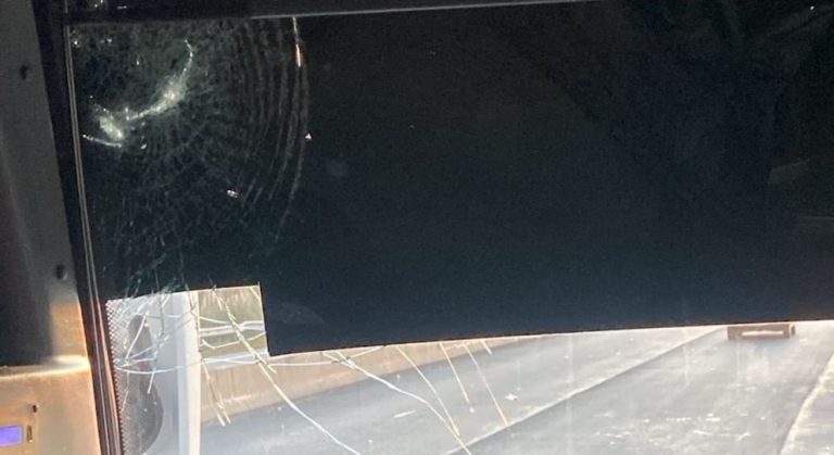 Atacaron otra vez con piedras a un colectivo en la Autopista Buenos Aires-La Plata