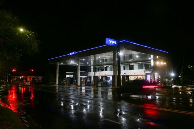 YPF duplicó el descuento por cargar nafta durante la madrugada: cuánto más barata es ahora y cómo acceder al beneficio