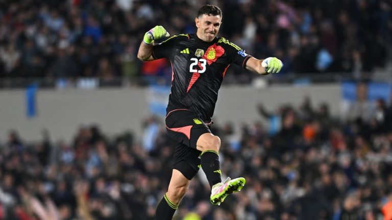 Dibu Martínez volvió a ser nominado para el Trofeo Lev Yashin al mejor arquero del mundo que se entregará en la gala del Balón de Oro