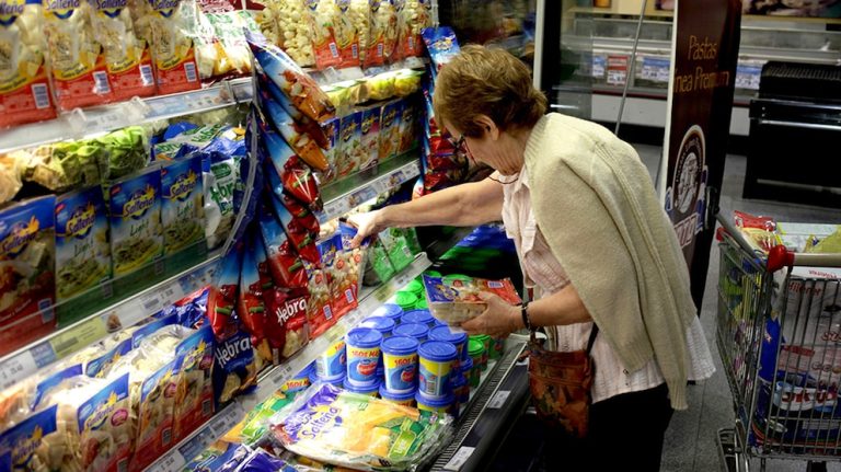 Desde septiembre los jubilados tendrán cuenta remunerada y descuentos en supermercados: cómo acceder a los beneficios