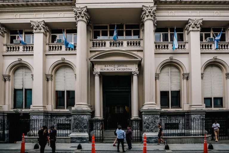 En medio de la volatilidad de las tasas y la pulseada con los bancos, el BCRA volvió a subir los encajes