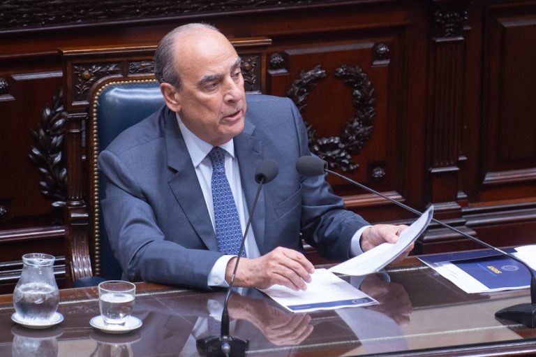 Para el Gobierno, la suba del riesgo país se explica por el temor a que Argentina pueda “recaer en viejos vicios”