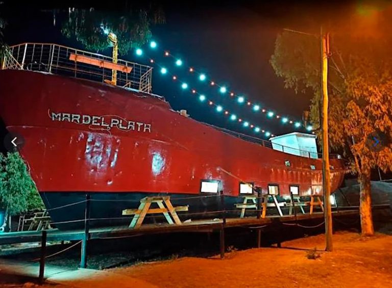 Tardó 10 años en cumplir su sueño: era trabajador petrolero y convirtió un barco abandonado en un restaurante cerca del puerto