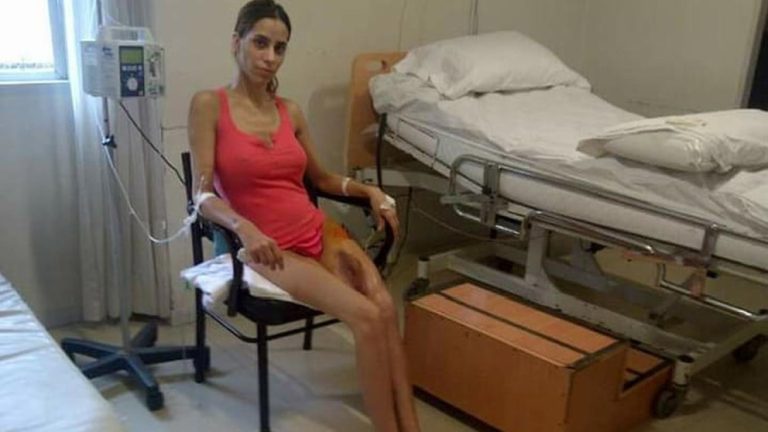 El calvario de Romina Meneghini: su marido la recibió a escopetazos, le destrozó una pierna y debió someterse a 65 operaciones