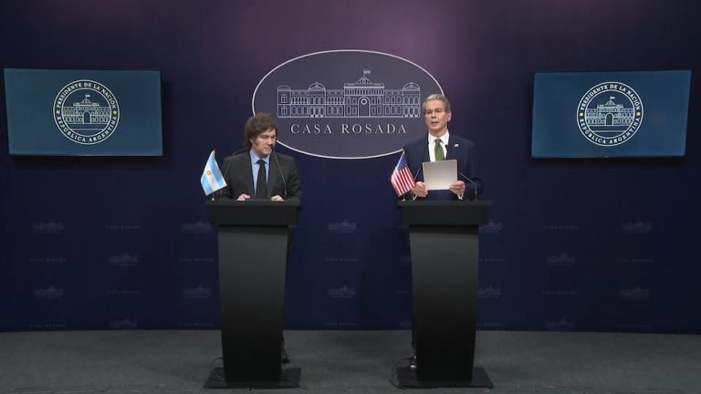 En medio de nuevos rumores sobre un préstamo de EEUU al Gobierno, el secretario del Tesoro le entregará un premio a Milei en Nueva York