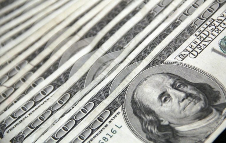 El posible dilema de Economía en los próximos días: vender dólares o dejar que el precio perfore el techo de flotación