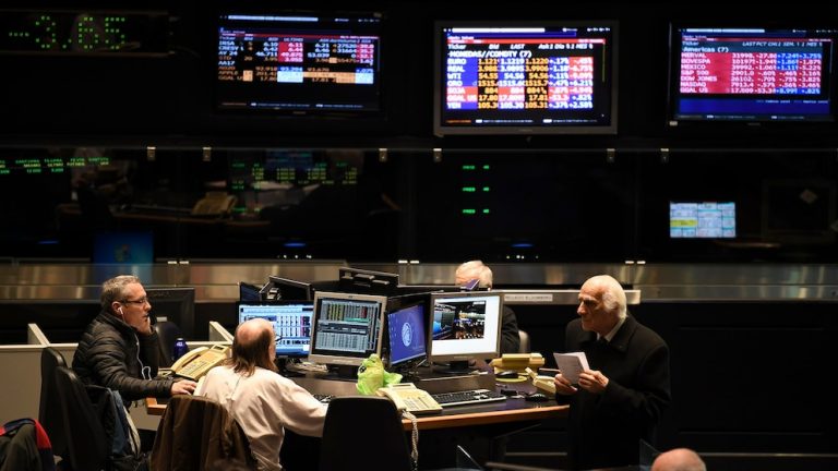 El mercado asumió riesgos en acciones y bonos, señal de que no espera un resultado electoral malo para el Gobierno