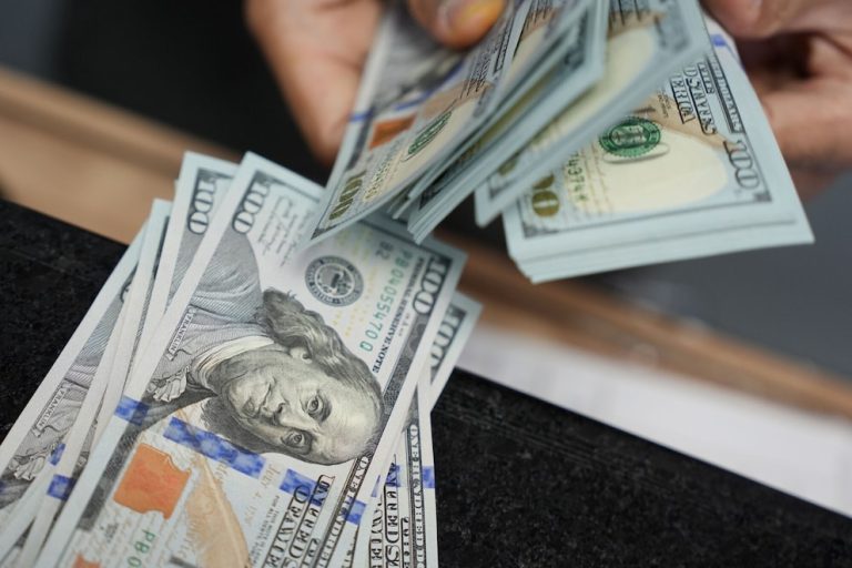 La tensión cambiaria persiste y el precio del dólar pone a prueba el límite para activar la intervención del Banco Central