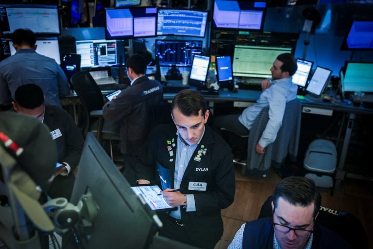 El respaldo financiero internacional dio alivio cambiario, pero la incertidumbre persiste