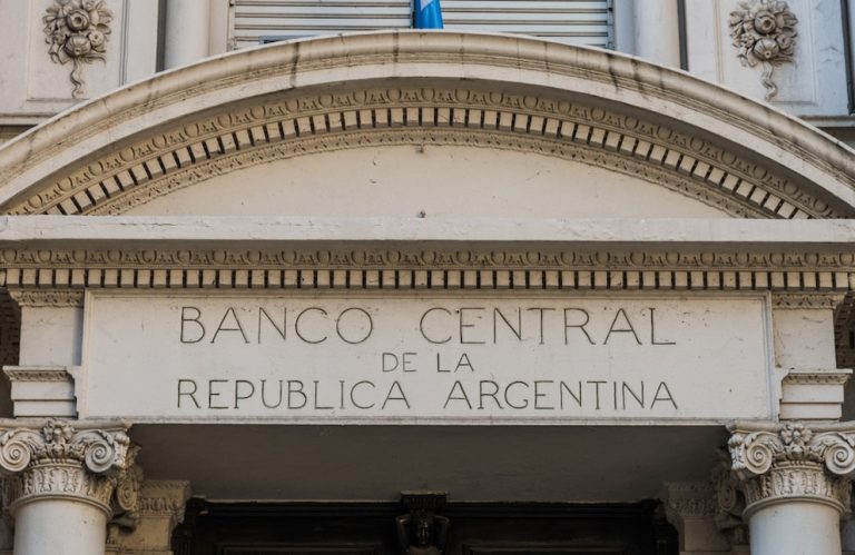El dólar mayorista tocó el techo de la banda cambiaria y el Banco Central vendió USD 53 millones