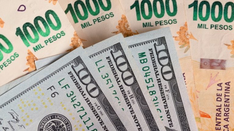 La suba del dólar borró las ganancias del carry trade y lo dejó cerca del techo de la banda cambiaria