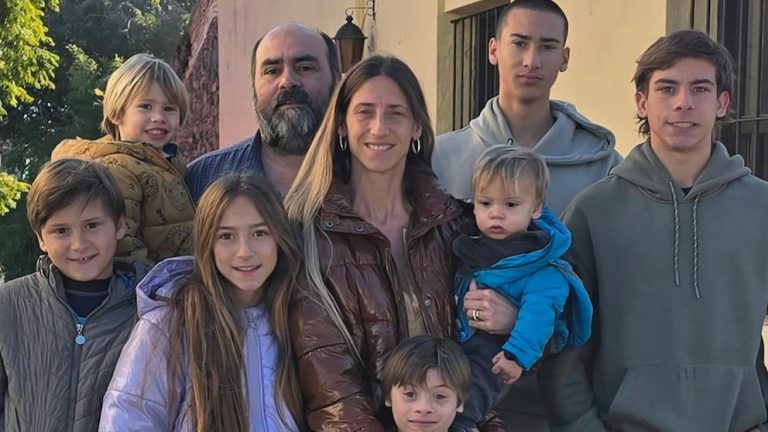 Vive en un campo en Tandil, tiene siete hijos y solo cocina lo que sale de su granja: “Nos adaptamos a lo que la naturaleza nos da”