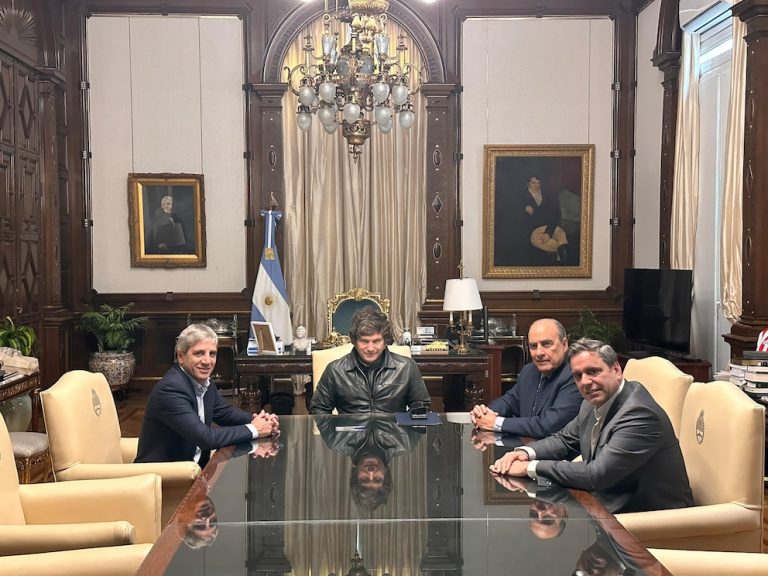 En el Gobierno aseguran que las múltiples mesas políticas derivarán en cambios, pero piden paciencia
