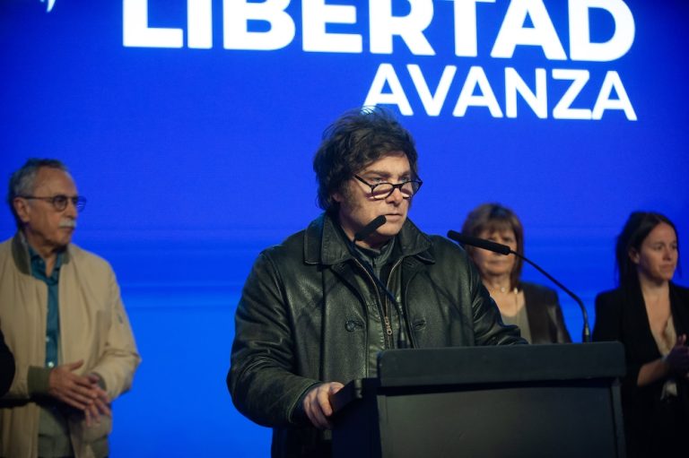 Cómo vivió Milei la primera gran derrota electoral que abre un escenario de incertidumbre de cara a octubre
