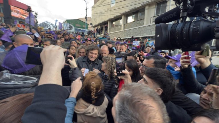 Javier Milei continúa en modo campaña, pero no consigue acercarse a los gobernadores más duros