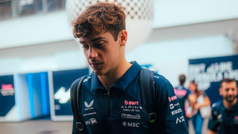 Colapinto habló de los trajes especiales para el calor que usarán en el GP de Singapur y elogió un gesto de los mecánicos de Alpine