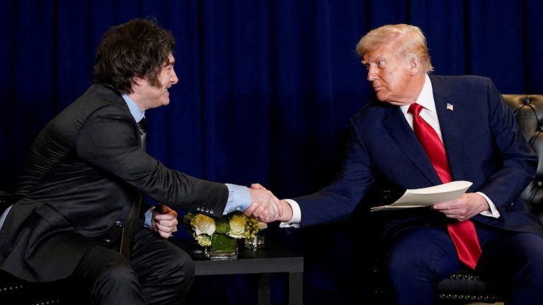 Caputo y Bessent cerraron los términos del salvataje financiero y Trump haría el anuncio oficial cuando reciba a Milei en la Casa Blanca