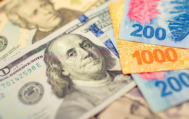 Con el regreso de la brecha, los mercados descuentan que no habrá bandas cambiarias tras las elecciones
