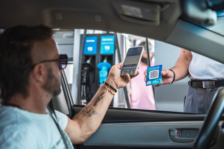 YPF permitirá pagar la nafta en dólares a través de su app: cómo es el sistema
