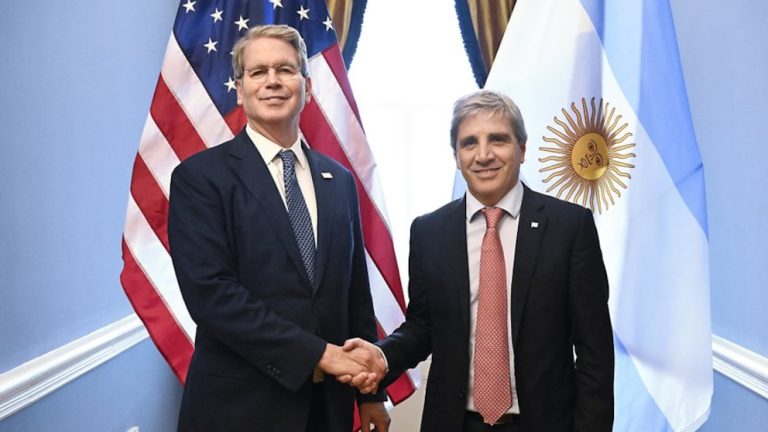 Caputo negocia el salvataje con Bessent, mientras el FMI y Macri influyen en un acuerdo que ratifica la alianza estratégica entre Milei y Trump